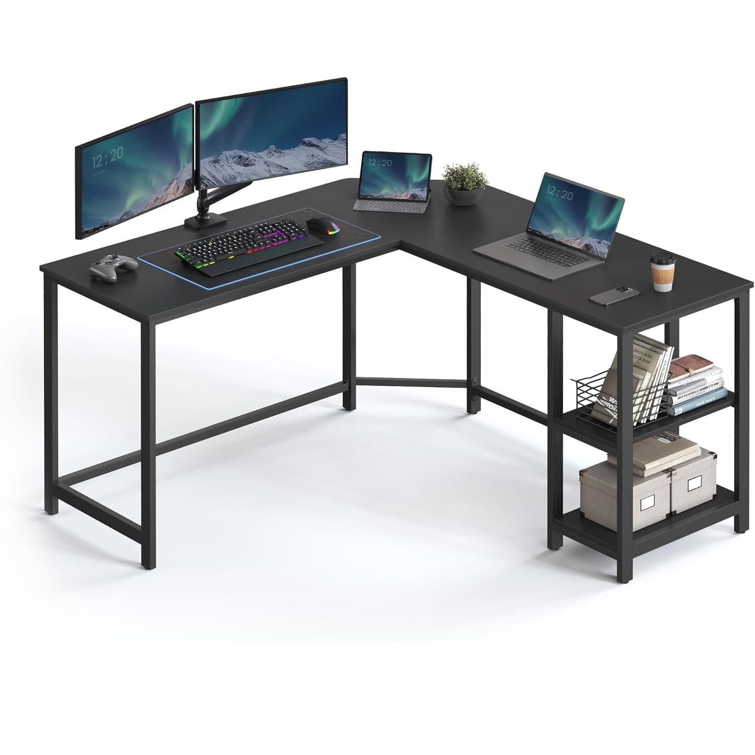 L-format hörnskrivbord i svart för gaming och arbete med tre skärmar, två laptops och en hylla för förvaring, perfekt datorbord med modern och ergonomisk design.